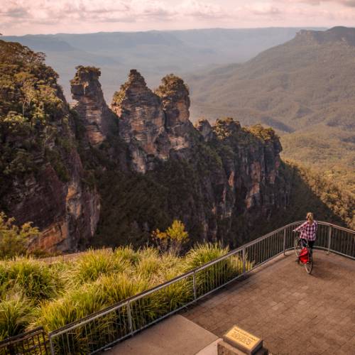 Enjoy a short cycle cycle around numerous lookouts and vantage points of the Blue Mountains